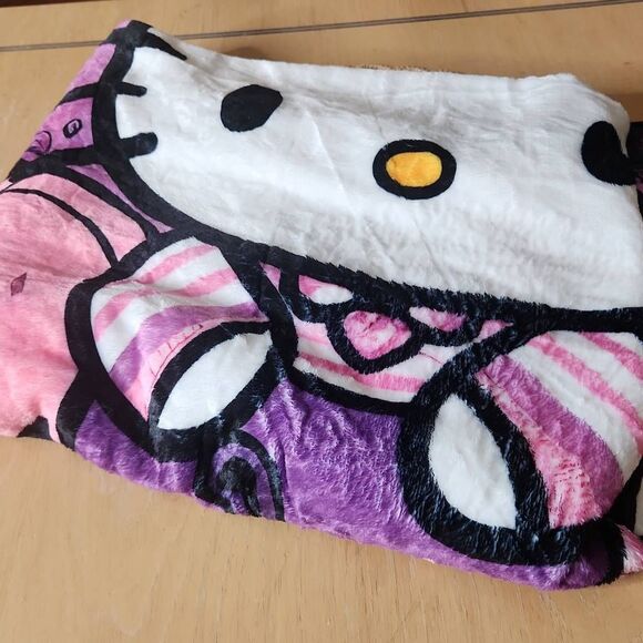 Halloween Hello Kitty purple throw blanket - Picture 2 of 2